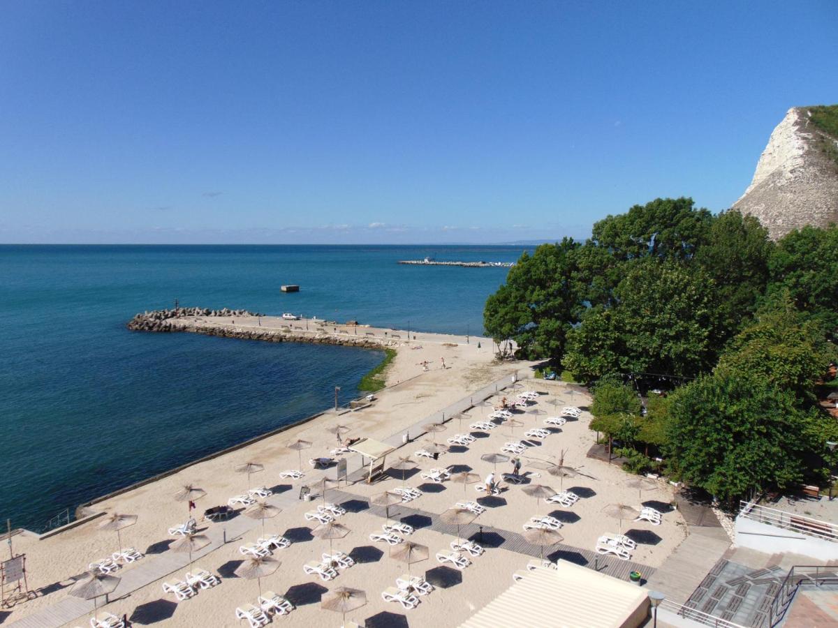 Royal Grand Hotel And Spa Kavarna Bagian luar foto