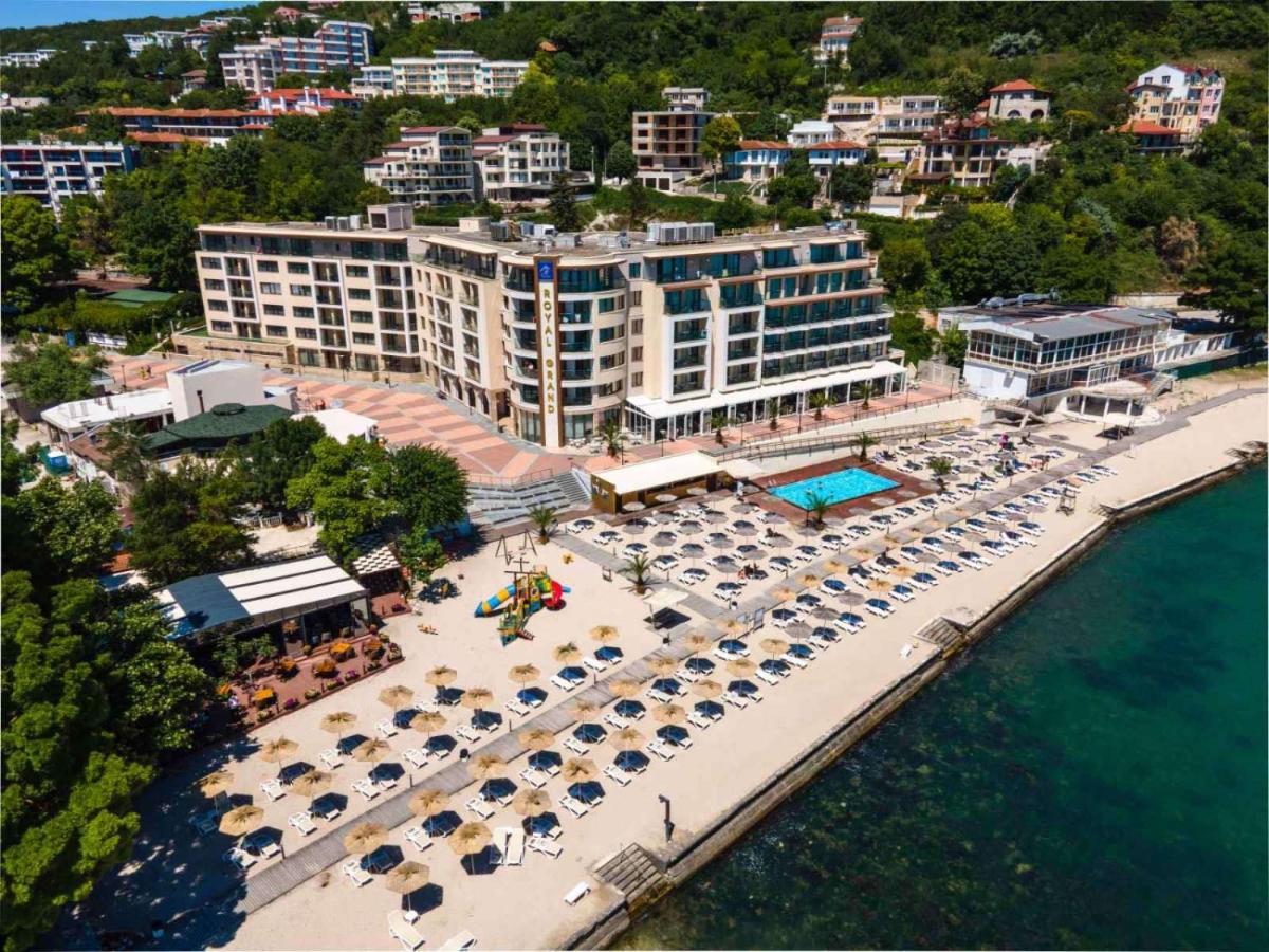 Royal Grand Hotel And Spa Kavarna Bagian luar foto