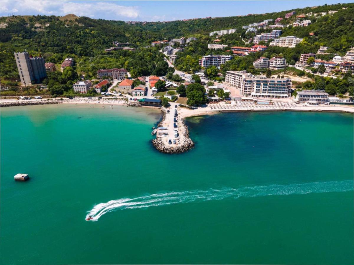 Royal Grand Hotel And Spa Kavarna Bagian luar foto