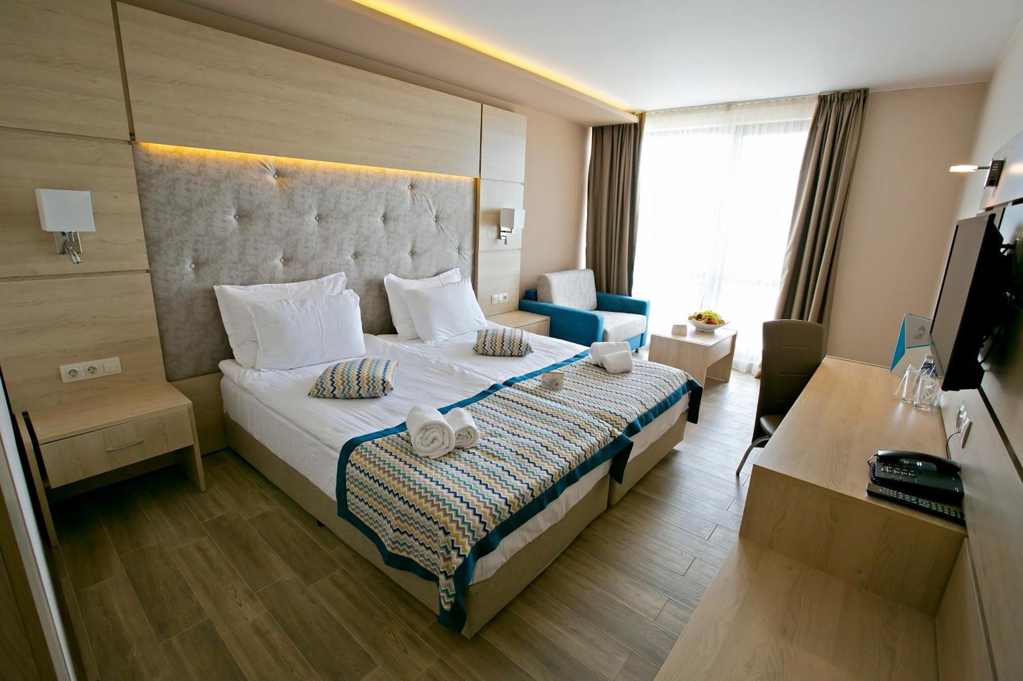 Royal Grand Hotel And Spa Kavarna Bagian luar foto
