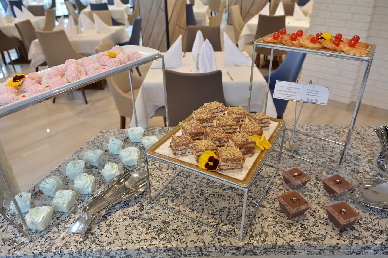 Royal Grand Hotel And Spa Kavarna Bagian luar foto