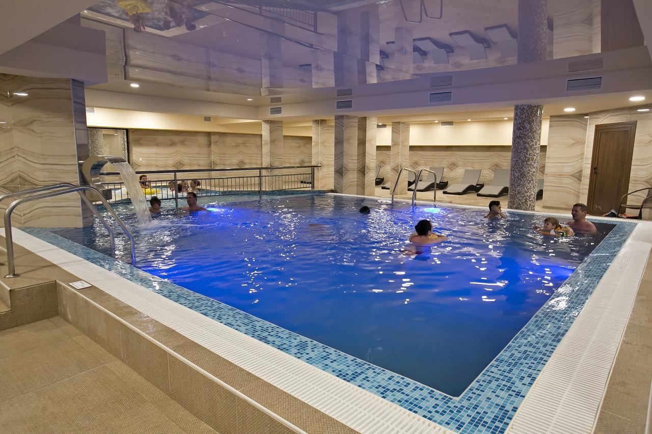 Royal Grand Hotel And Spa Kavarna Bagian luar foto