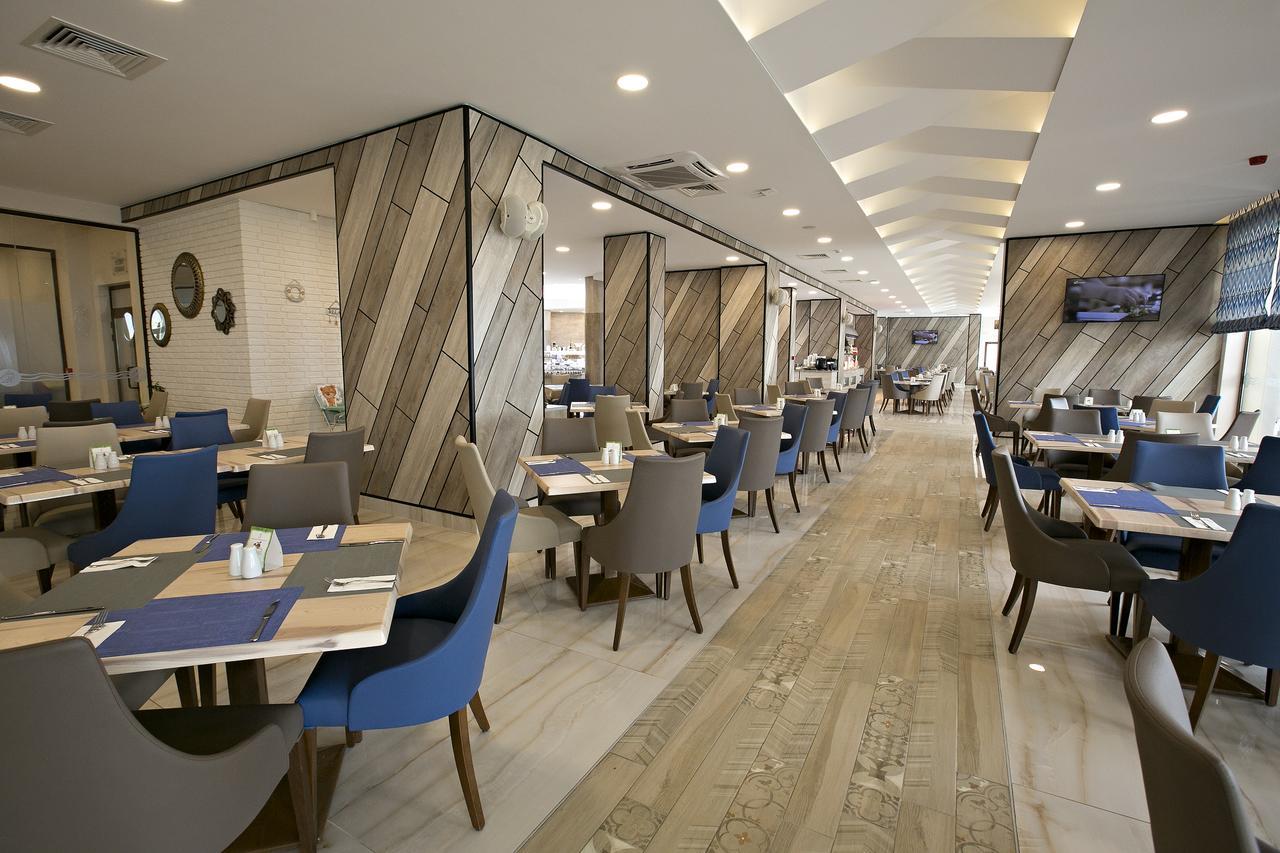 Royal Grand Hotel And Spa Kavarna Bagian luar foto
