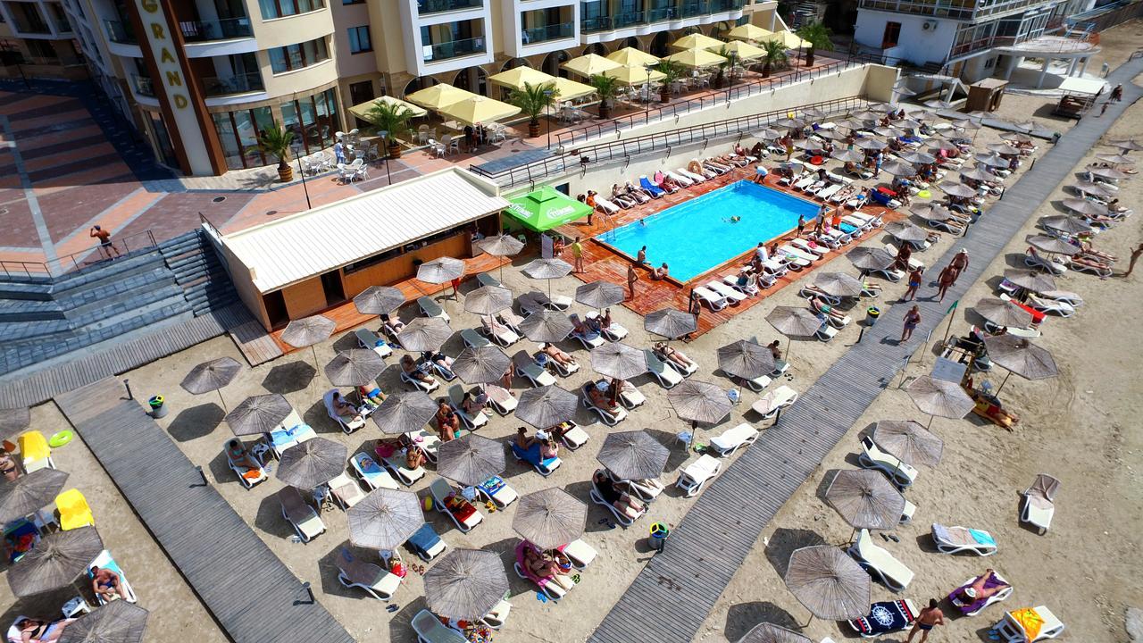 Royal Grand Hotel And Spa Kavarna Bagian luar foto