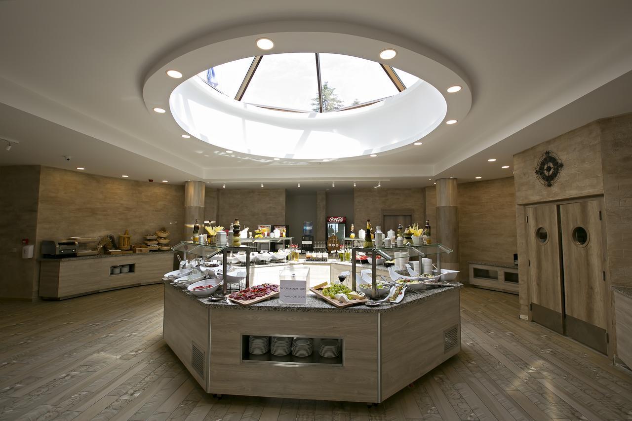 Royal Grand Hotel And Spa Kavarna Bagian luar foto