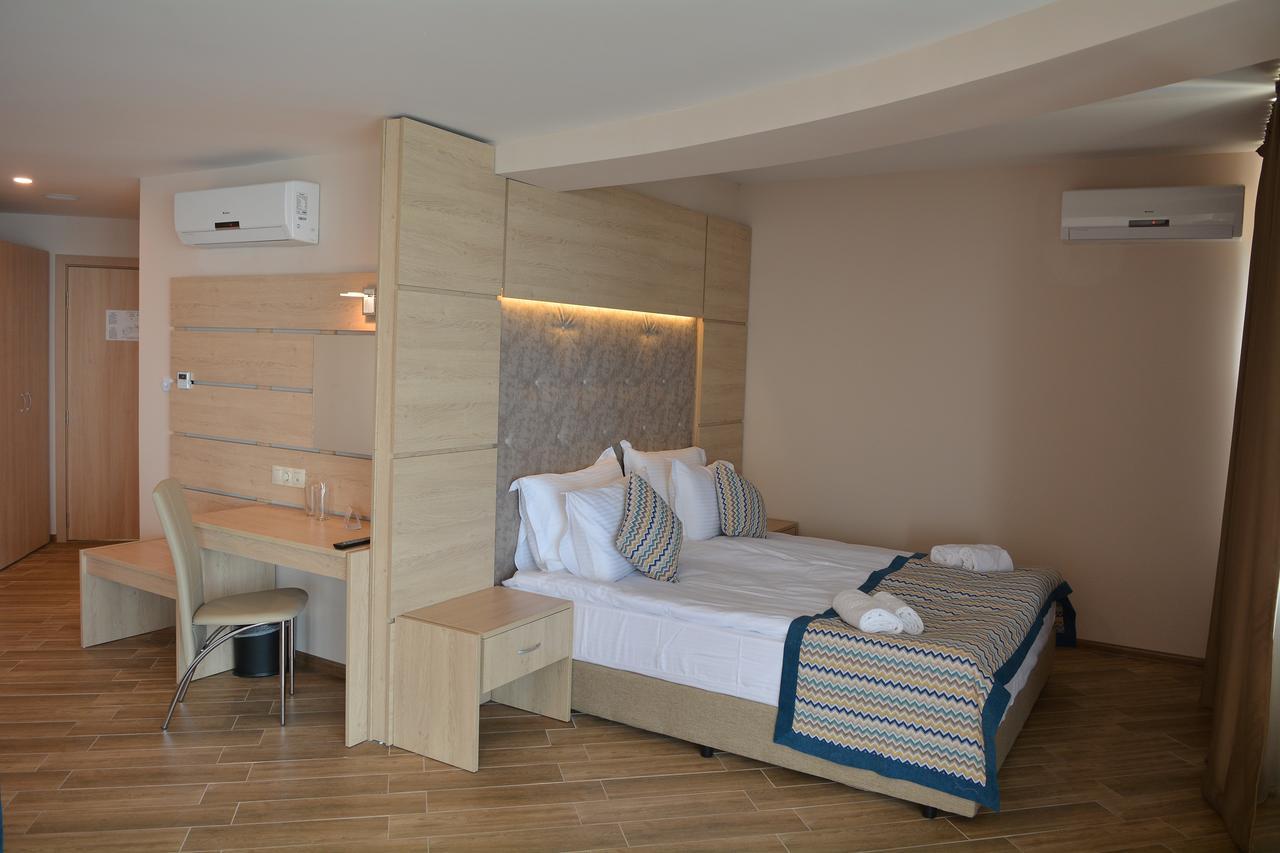 Royal Grand Hotel And Spa Kavarna Bagian luar foto