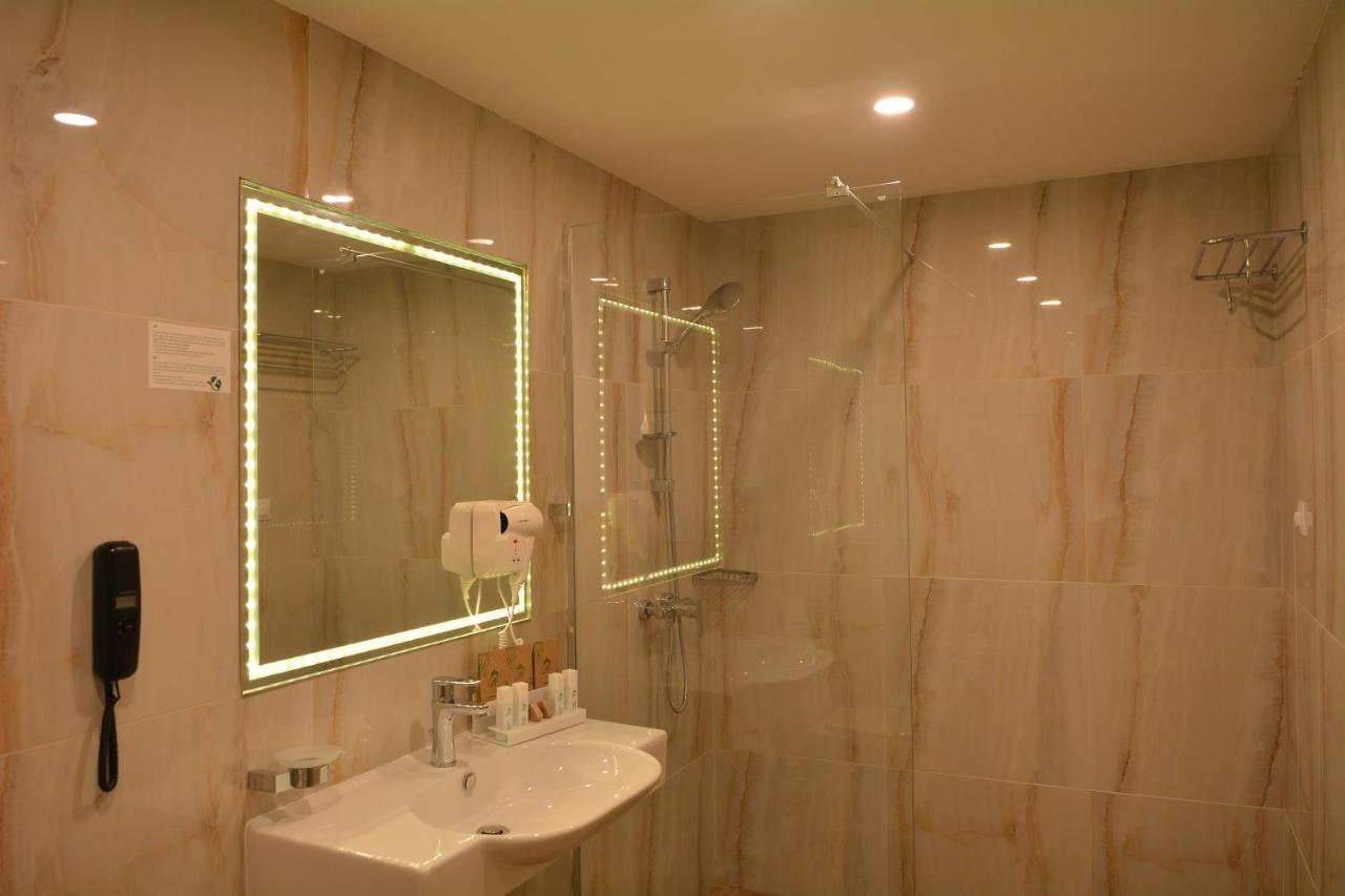 Royal Grand Hotel And Spa Kavarna Bagian luar foto