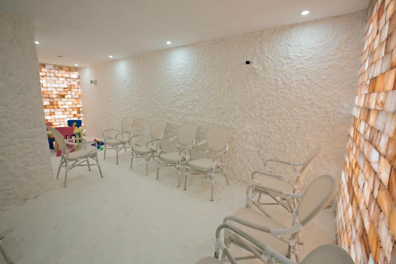 Royal Grand Hotel And Spa Kavarna Bagian luar foto