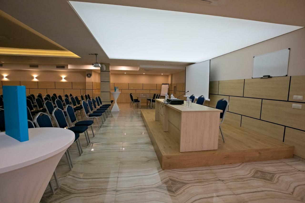 Royal Grand Hotel And Spa Kavarna Bagian luar foto