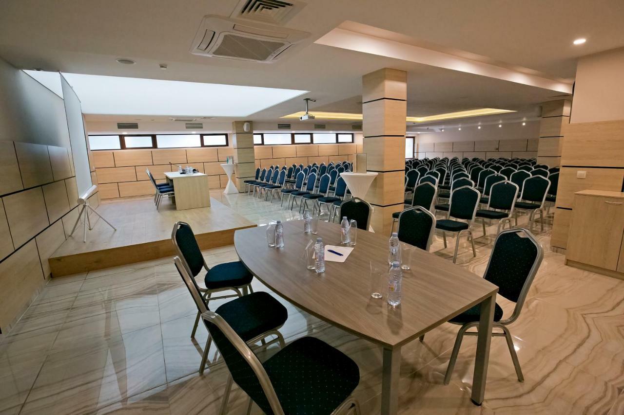 Royal Grand Hotel And Spa Kavarna Bagian luar foto