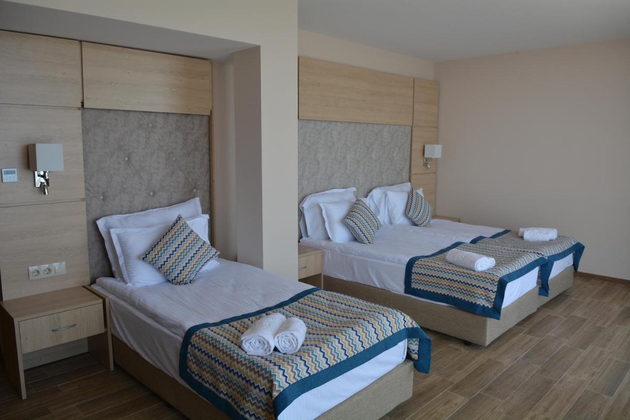 Royal Grand Hotel And Spa Kavarna Bagian luar foto